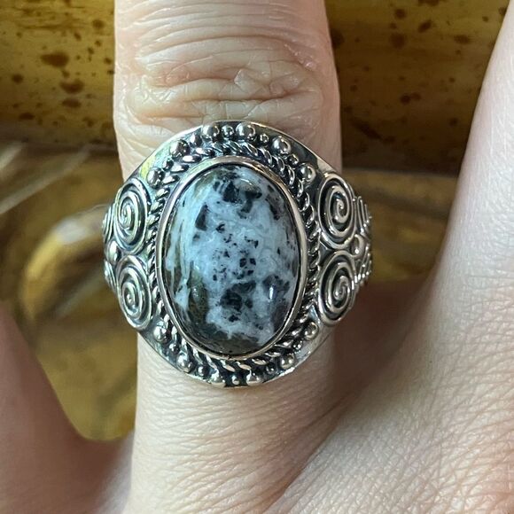 Genuine White Buffalo Sterling Silver Ring Size 7 - Picture 1 of 9